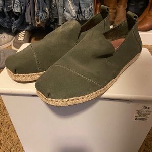 3 pairs of Men’s Tom’s size 10